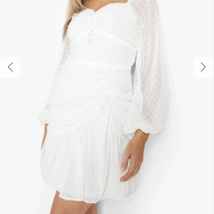 Studentklänning - Skicka för fler bilder. säljer då jag valde en annan studentklänning och inte går att skicka tillbaka