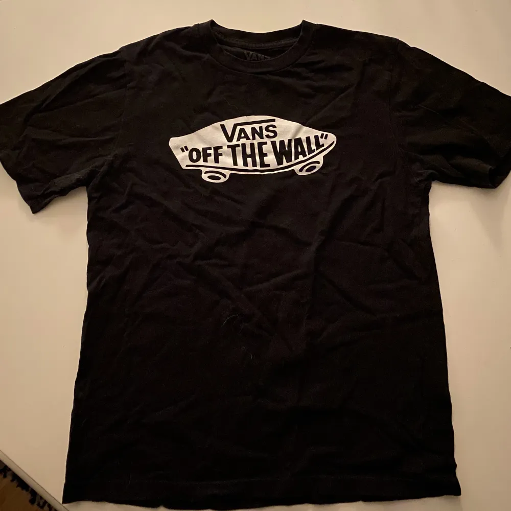 En svart VANS t-shirt köpt på Stadium i storlek L. Passar personer med storlek S-L. Nypris ca 200-300kr. Mycket bra material och inte så använd. Priset kan diskuteras!. T-shirts.