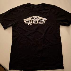 En svart VANS t-shirt köpt på Stadium i storlek L. Passar personer med storlek S-L. Nypris ca 200-300kr. Mycket bra material och inte så använd. Priset kan diskuteras!