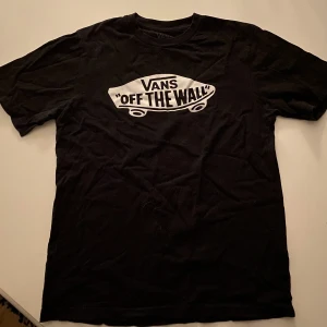 VANS t-shirt (strl. L) - En svart VANS t-shirt köpt på Stadium i storlek L. Passar personer med storlek S-L. Nypris ca 200-300kr. Mycket bra material och inte så använd. Priset kan diskuteras!