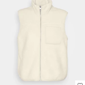 teddy väst - Säljer denna väst från pieces i fint skick!