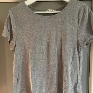 Söt grå T-shirt med änglavingar i nacken 