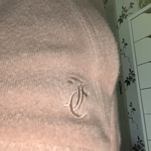 Juicy couture -  Säljer mina fina juicy byxor Du är jag vill inte föll mig i smak. De är helt nya från juicys hemsida. Visa en bild på lappen där bakgrunden vill se.