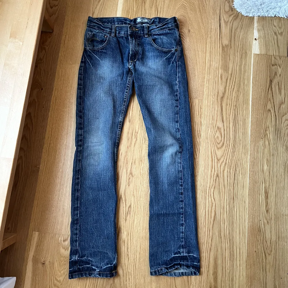 Så fina lågmidjade jeans, de är straight och har så cool detalj på fickorna! Storlek står inte men skulle säga att de passar Xs/s. Jeans & Byxor.