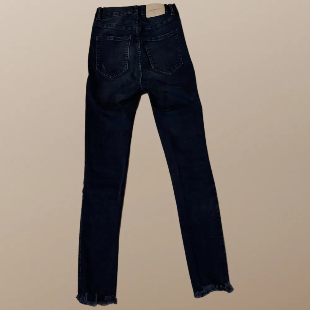 Storlek: XXS  Pull&Bear  Bredd: 27,5cm Längd: 89,5cm Använd . Jeans & Byxor.
