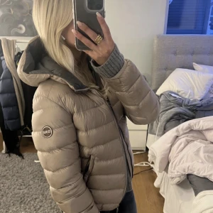 Beige colmar jacka - Beige colmar jacka!! Nästan helt oanvänd💓💓 skriv om ni har frågor eller prisförslag💓