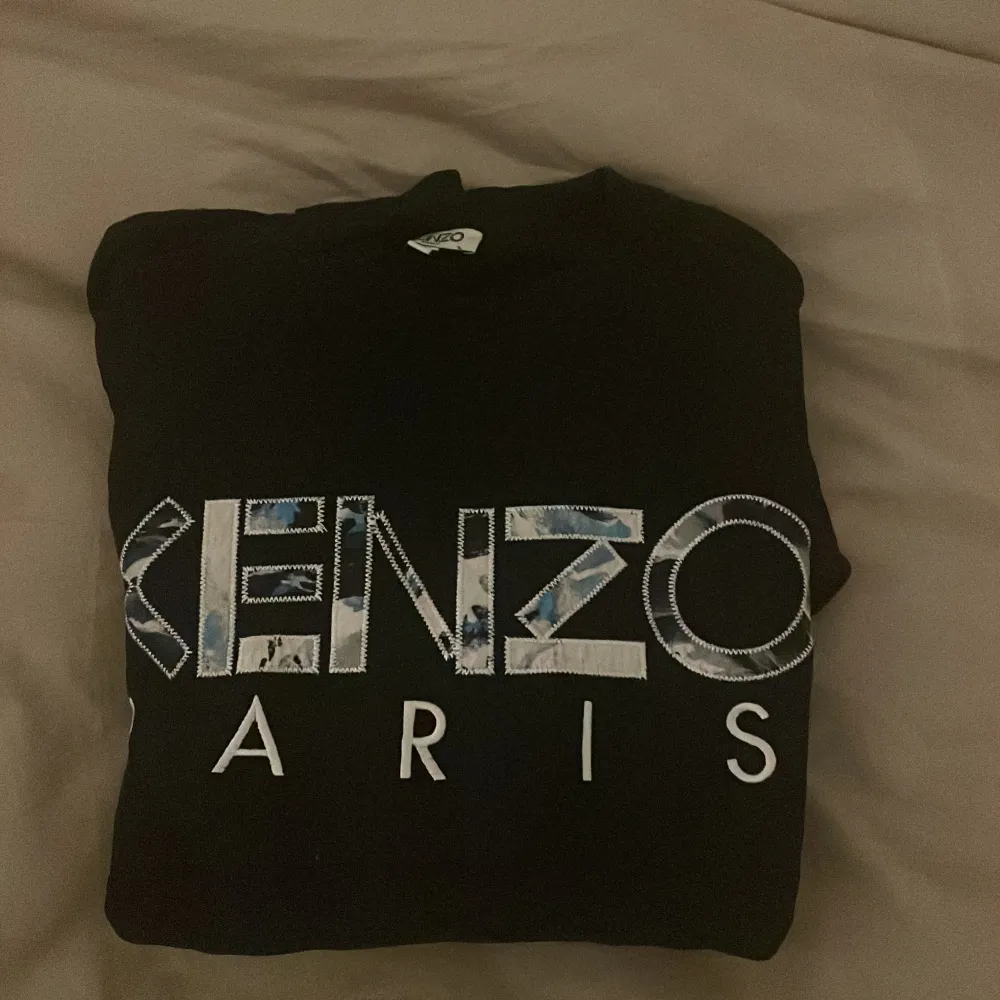 Svart kenzo tröja i storlek M  Skick 9/10 typ inte använd alls.  Köpt för cirka 2000kr. Hoodies.