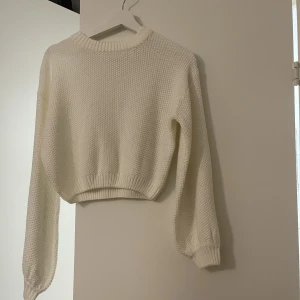 Stickad tröja - Stickad tröja från NAKD. Storlek S/M, croppad variant. Knappt använd. 50kr exklusive frakt 🥰