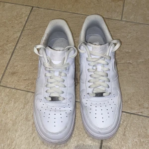 Nike air force one  - Jag har ett par Nike air force ones vita som jag inte gillar längre använda 5 gånger och skick är 8 eller 9 av 10