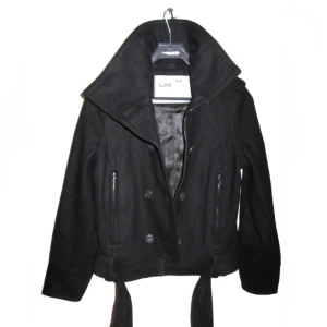 Lee snygg jacka 60% Ull / Oanvänd!  stl XS - äkta Lee jacka i snygg design med  både dragkedja och knappar  Svart : 60% Ull 40% polyester, foder i silkig polyester  Passar mild vinter/ höst/ vår/  armhåla-armhåla 51cmx 2   längd 60cm 