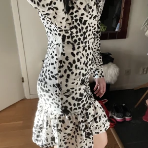 Ny klänning i viscos - Ny klänning i viscos från H&M. Storlek XS.