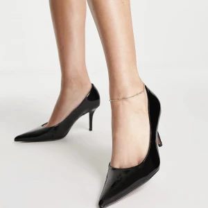 KLACKAR  - Skit snygga klackar från asso! Endast använda en gång. Så snygga o bekväma klackskor, storlek 39. Köpt för 400 men säljer för 250+frakt