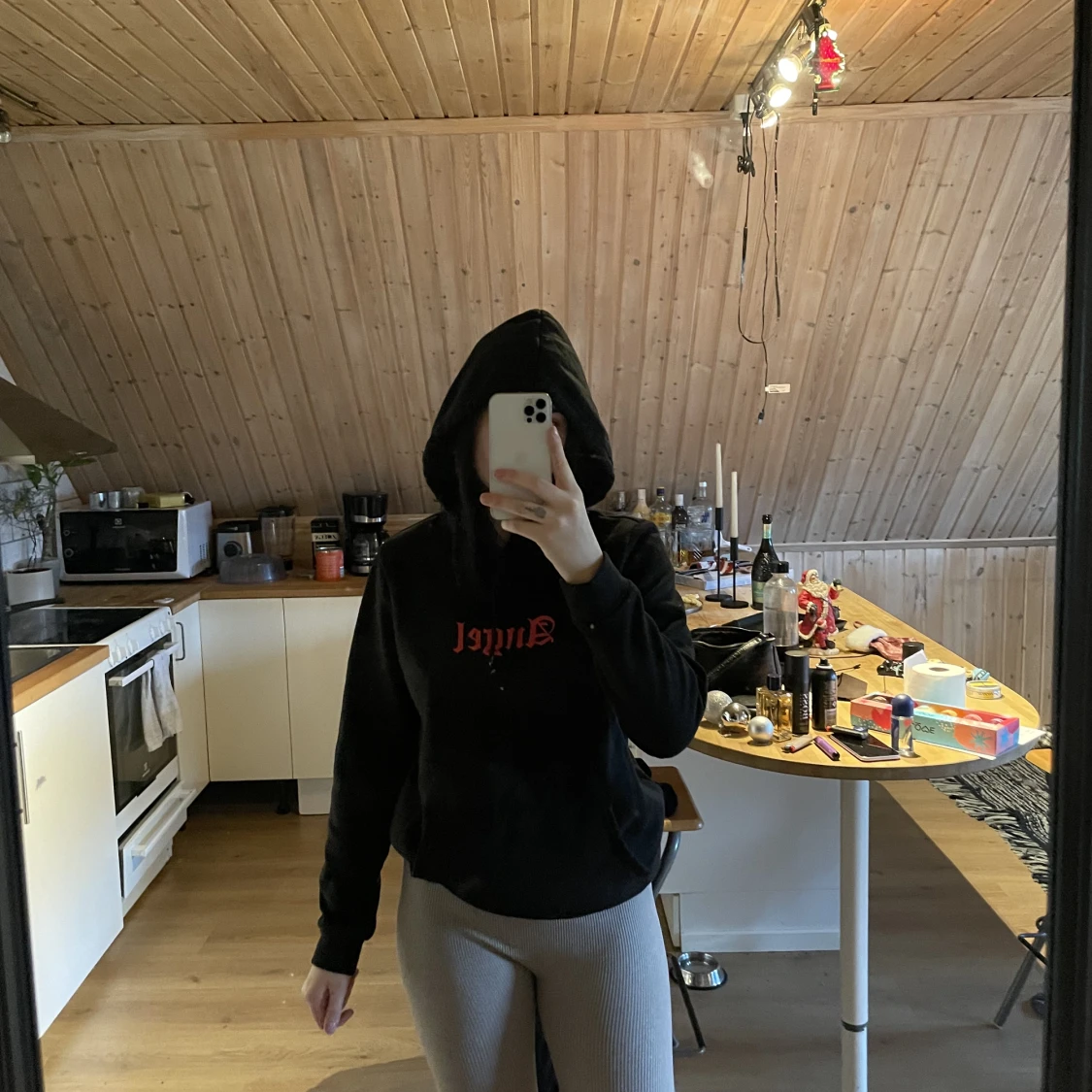 svart hoodie