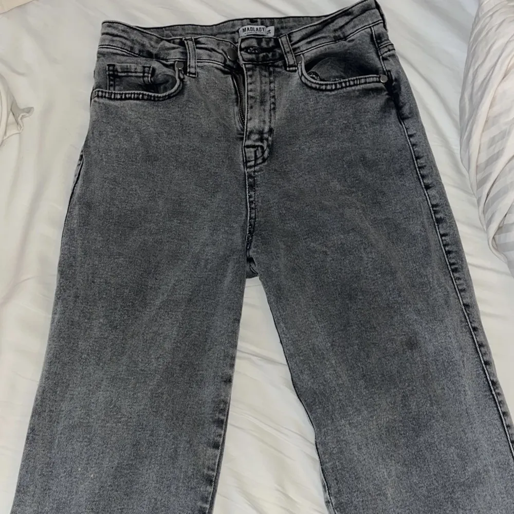Säljer madladys populära högmidjade jeans på grund d av att de var för stora för mig. Är i mycket bra skick! Nypris 600kr . Jeans & Byxor.