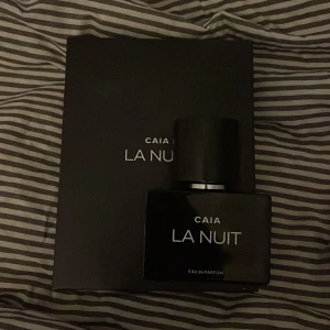 CAIA LA NUIT PARFYM  - Helt Nyskick Oanvänd  Kommer i original förpackningen 