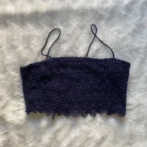 Mörkblå croptop från Zara Trafaluc - Gullig mörkblå spets-croptop från Zara Trafaluc i storlek S. Aldrig använd. Jag är en storlek S/M och den sitter bra på mig. För mer bilder och frågor om passform, frakt m.m. Är det bara att höra av dig!💕💕