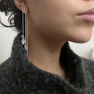 Silver örhängen  - Två silverörhängen med en fjäder hängandes! Så snygga att ha ensamt eller tillsammans!! TAPPAR INTE FÄRG!! Köpta på edblad för 450kr men aldrig använda då jsg ej använder silver smycken!!