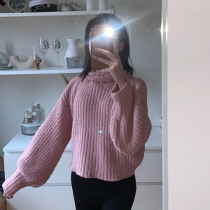 Missguided - rosa tröja - Rosa fluff tröja från Missguided i storlek S. Ribbad design, Polokrage, avslappnad passform. Tröjan passar även till större storlekar!   Knappt använd och säljer då jag glömt bort att jag har haft denna! ❣️