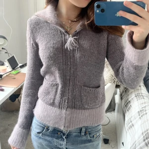 Kofta! - Superfin och mysig kofta från oddmolly! Man kan ha kragen antingen öppen eller stängd, stolek 2 vet inte riktigt vad det motsvarar med skulle säga att tröjan sitter som en S❤️