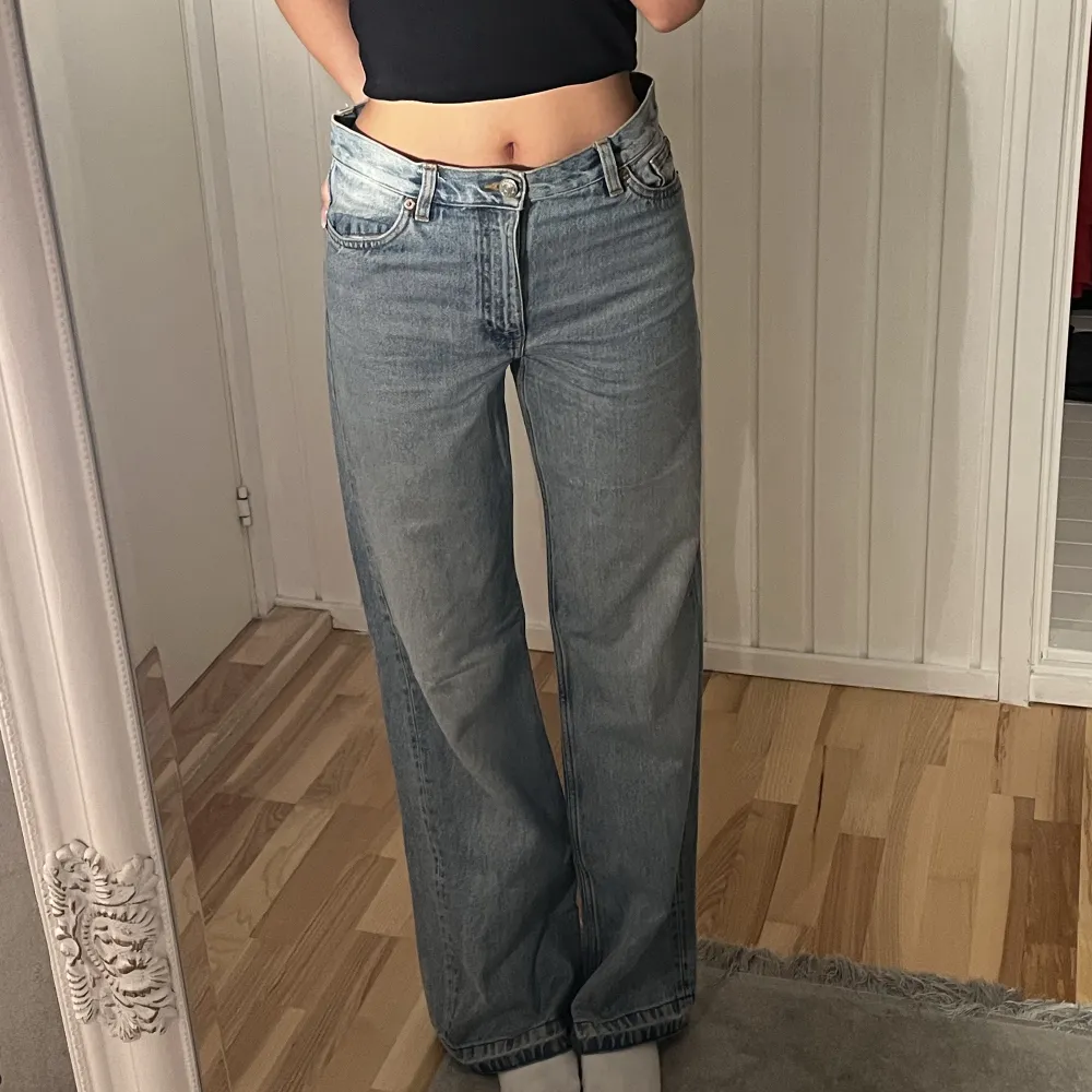 Superfina midrise jeans, köpta för några år sedan på monki🤍bra längd på mig som är 169cm, knappt använda . Jeans & Byxor.