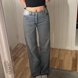 Superfina midrise jeans, köpta för några år sedan på monki🤍bra längd på mig som är 169cm, knappt använda 