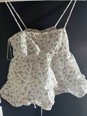 Linne - Säljer ett gulligt linne som bara är använt en gång.