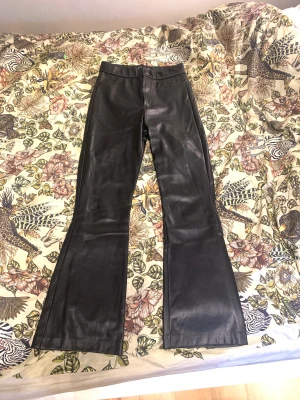 Skinnbyxor - Skinnimmiterade byxor. Nästan aldrig använda. Nypris 499 kr