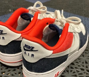  Air force 1  -  Storlek 38 aldrig använda typ bara 2 gånger. Inte smutsiga.Ny pris är 1200kr säljer dom för 600kr.