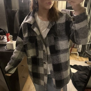 Rutig plädjacka - Asmysig pläd jacka, köpt 2020 på chelsea i göteborg. Jättefin och perfekt vår/höst jacka!🤍