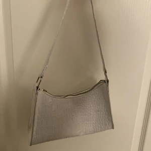 Handväska - Superfin vit enkel handväska Lite missfärgat men det går säkert att få bort om man försöker Kan få fler bilder om ni vill
