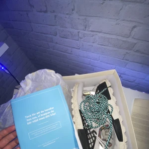 Human race Pw  - Köpta på sns för cirka mer än 3000kr. Ett snöre är lite slitet och skorna kan ha några fläckar men borde lätt gå bort om man tvättar.