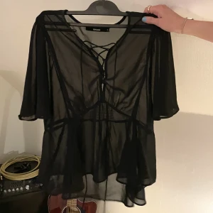 Svart blus snörning  - Svart mesh blus med knytning fram. Bra skick✨