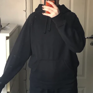 Basic hoodie - Fin bikbok hoodie, den är basic å passar till det mesta. Inga hål eller andra fel på den