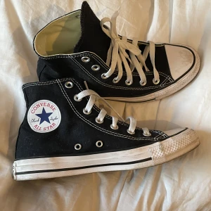 Nya converse - I princip nya convers, använda en gång!! Svarta med vita sömmar och i storlek 37.5💗