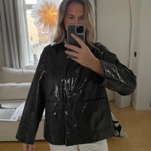 Lack jacka! - En riktig ball lack jacka i brunt från Weekday, knappt använd🤍fungerar även att använda som regnjacka, frakt tillkommer!