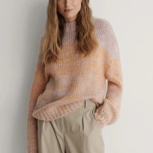 Stickad från na-kd - Tröjan har inte kommit till användning och säljer den därför, inköpt för 350kr