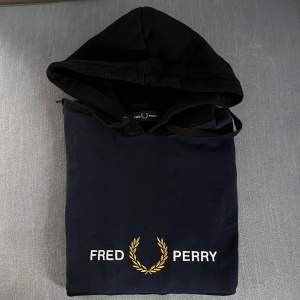 Fred Perry Hoodie i svart och blått. Endast använd några gånger.