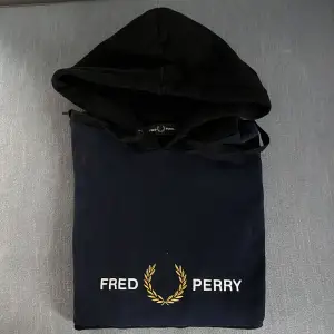 Fred Perry Hoodie i svart och blått. Endast använd några gånger.