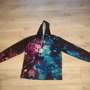 Rem and Ram hoodie - Rem and ram hoodie. Den har varit användt några få gånger så den är lite nopprig men märks knappt. Den är xs men passar för s. Jag köpte den för omkring 300 från början