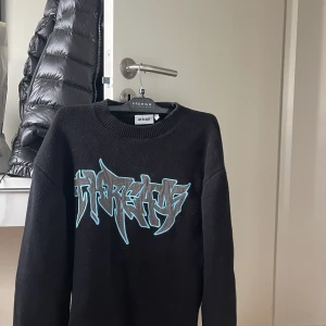 Weekday sweatshirt - Stickad tröja från Weekday i strl Medium. Den har använts sällan.