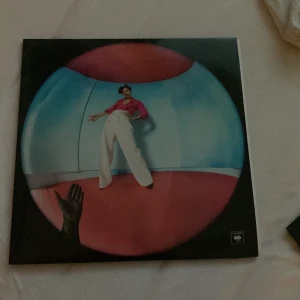 Fine Line Harry styles  - jag säljer min fine line skiva eftersom jag köpte precis den svartvita skivan och det känns onödigt att ha två:) skivan fungerar jättebra, dock säljer jag den utan postern eftersom den är trasig:/ därför är det avdrag på priset<33