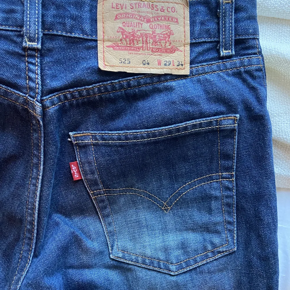 Jag säljer mina Levis bootcut jeans som inte har kommit till användning. Jag är ca 165 cm och dom är lite för långa men går ändå att använda. Modellen är 525. Köparen står för frakt!. Jeans & Byxor.