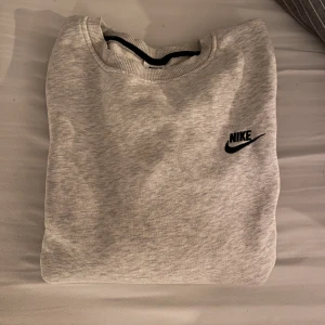 Tröja - Nike  - Snygg och clean Nike tröja, använd men i bra skick, inga defekter!  Köparen står för frakt. 