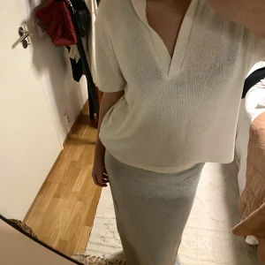 Hm t-shirt - T-shirt från hm i virkat/stickat material. Finns både i beige och vit! 100 för både 50 för en.