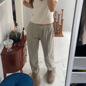 Nike mjukisbyxor  - Säljer mina beiga lågmidjade mjukisbyxor från Nike, sparsamt använda, storlek S. Köpta för 699kr🤍