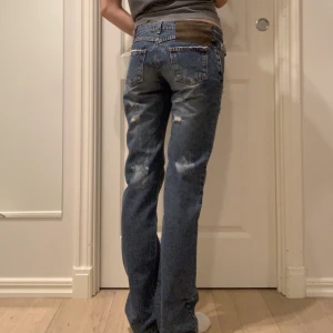 Dolce & Gabbana Jeans - Säljer mina Dolce & Gabbana jeans i superbra skick! De har tyvärr blivit för små på mig. Storlek IT 40, motsvarar 26/25, EU 34. Har fler bilder och mått. Pris kan diskuteras! Köparen står för frakten annars kan jag mötas i Stockholm😊