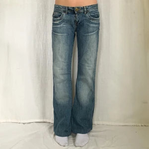 Lågmidjade jeans - Använd köp nu! Midja:80 Innerben:77,5 Jag är 169 med W28 som referens🫶