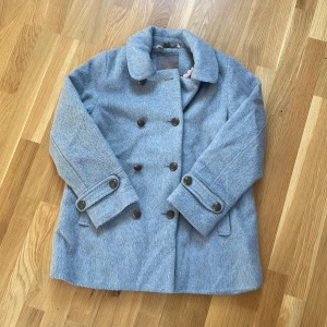 Söt kappa - Fin kappa i grå. En knapp saknas så den blir billigare 