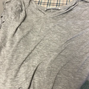 Acne studios t-shirt  - Säljer denna jätte fina acne studios tröja köpt för 1000 ganska gammal men ändå fint sick 