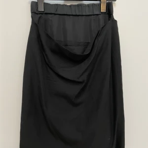 Kjol från Acne - Svart pennkjol från Acne med fina detaljer.  Strl: 38